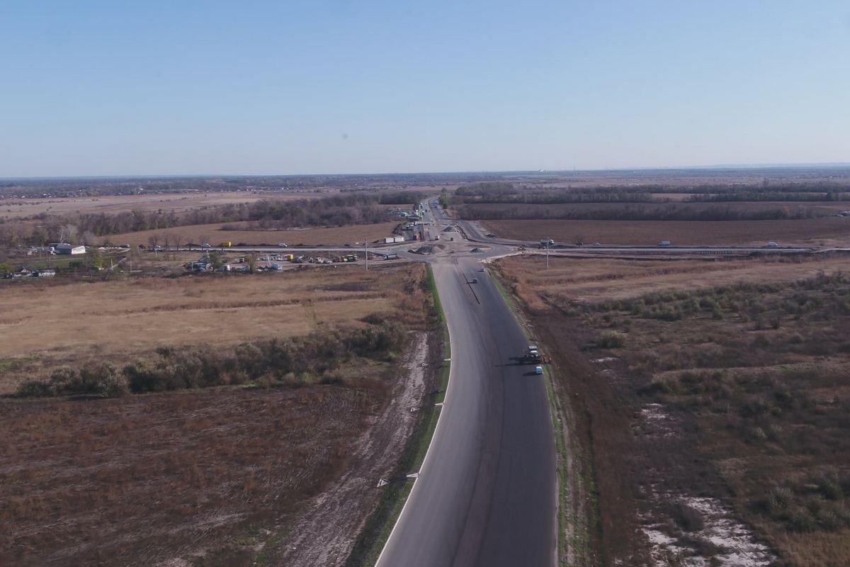 Уже уложены два слоя асфальтобетонного покрытия, но впереди еще много работы