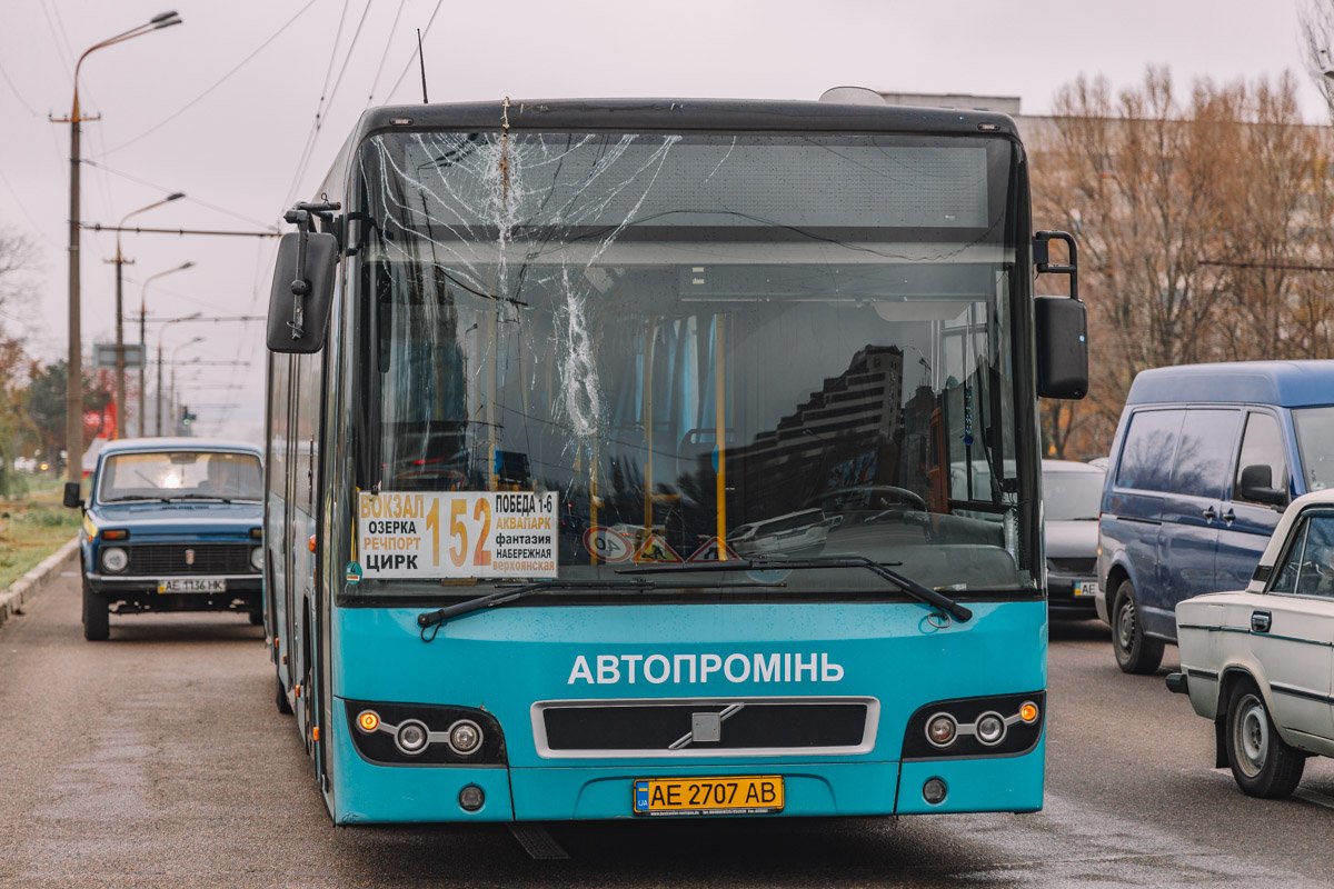 Разбито лобовое стекло 152-й маршрутке