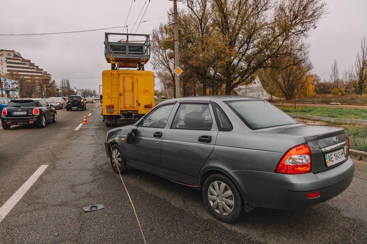У легковушки оторвано боковое зеркало и помят бампер