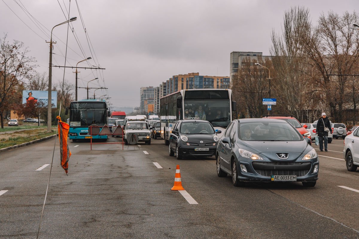Плотный поток автомобилей тянулся от кольца на Космической