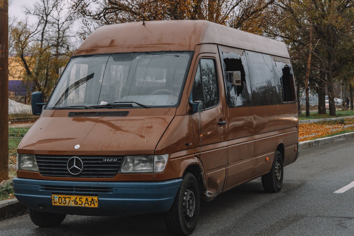 Патрульные опрашивают свидетелей и составляют схему ДТП