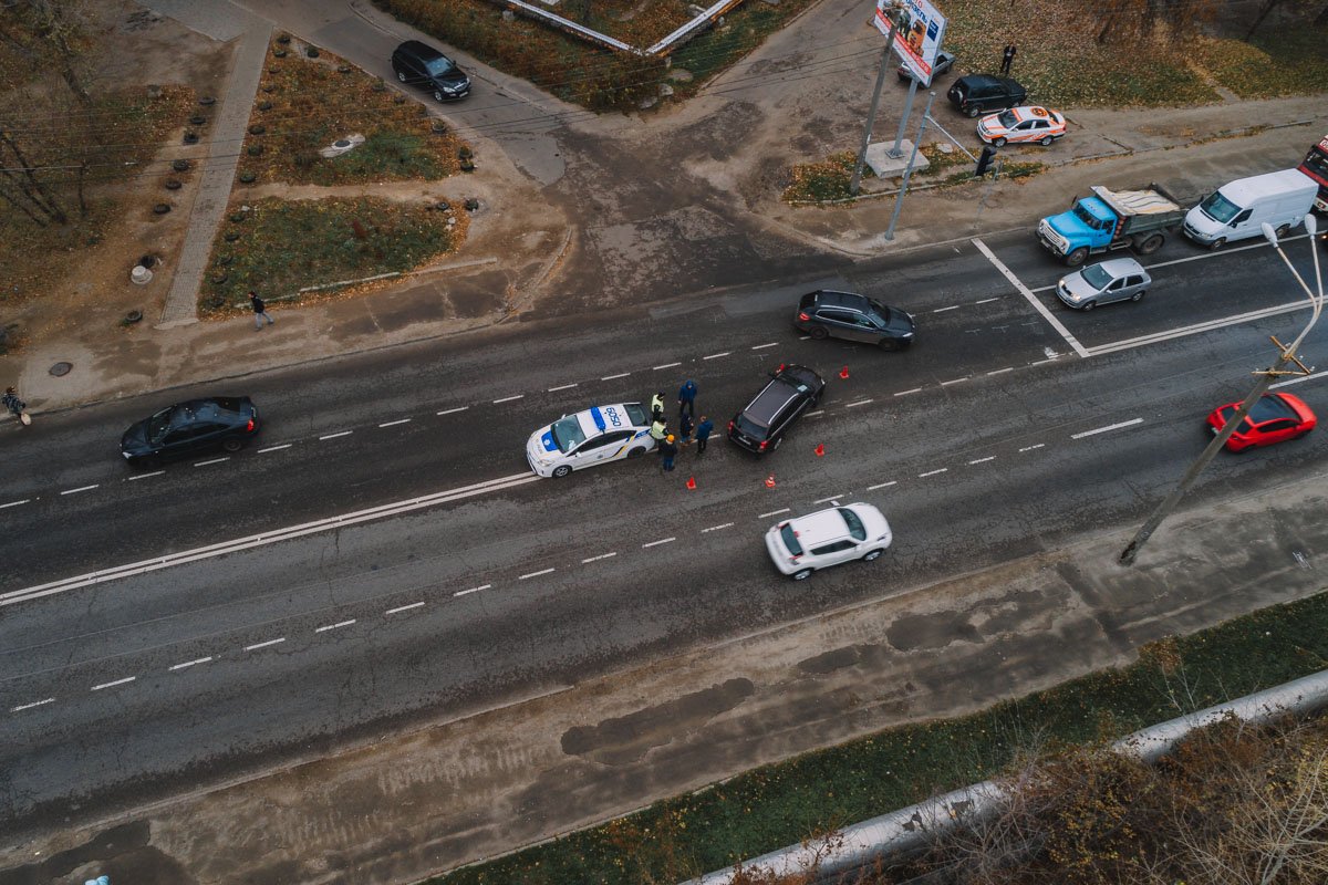 Автомобиль стоит посреди проезжей части Автомобиль стоит посреди проезжей части