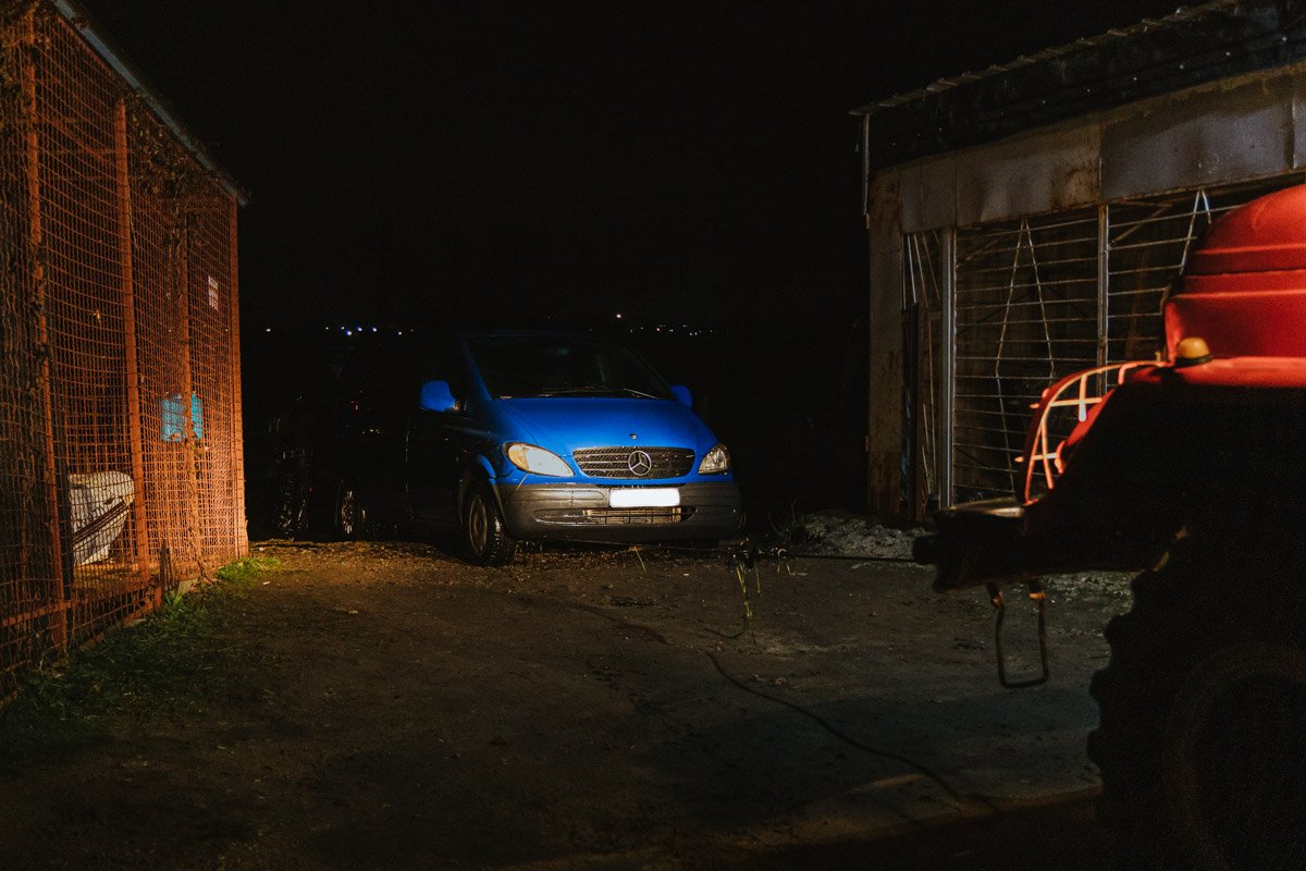 Автомобиль скатился в реку и начал быстро погружаться Автомобиль скатился в реку и начал быстро погружаться