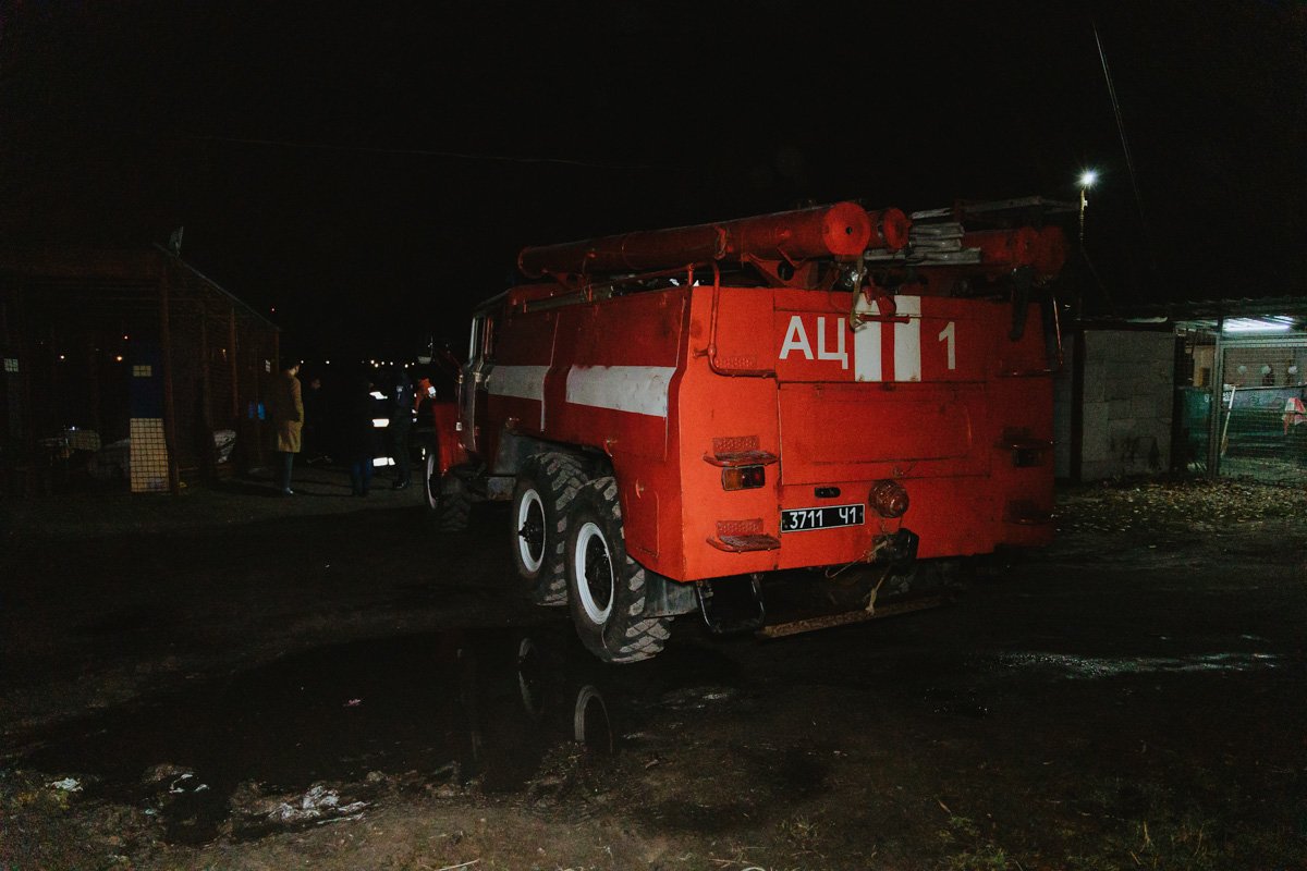 Спасателям удалось достать автомобиль из воды Спасателям удалось достать автомобиль из воды