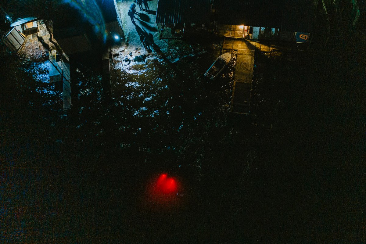 Автомобиль практически полностью ушел под воду Автомобиль практически полностью ушел под воду