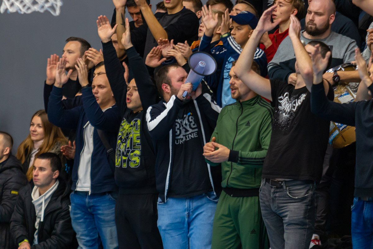 Фанаты гнали команду вперед