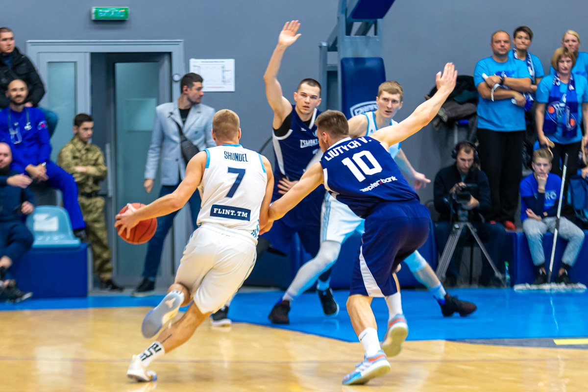 Защитник Анатолий Шундель