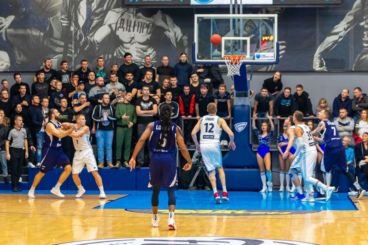 Обе команды совершали достаточно много фолов