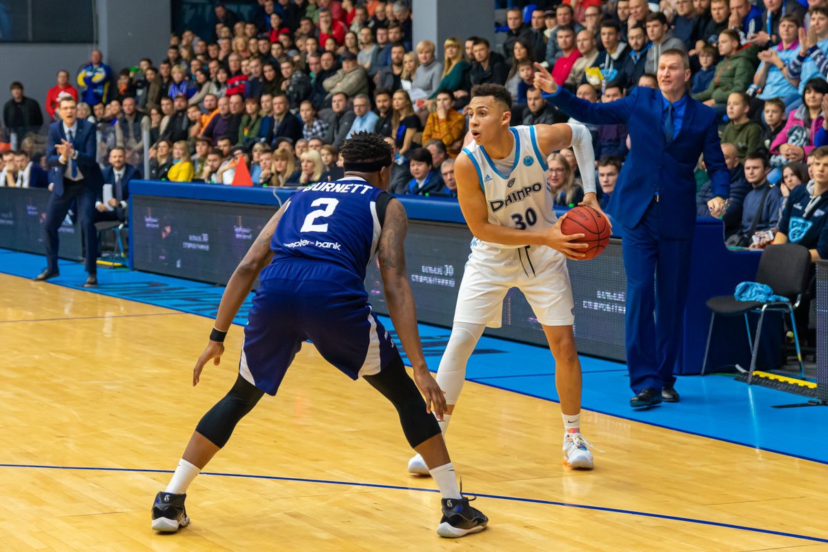 Главный тренер "Днепра" Денис Журавлев подсказывал игрокам