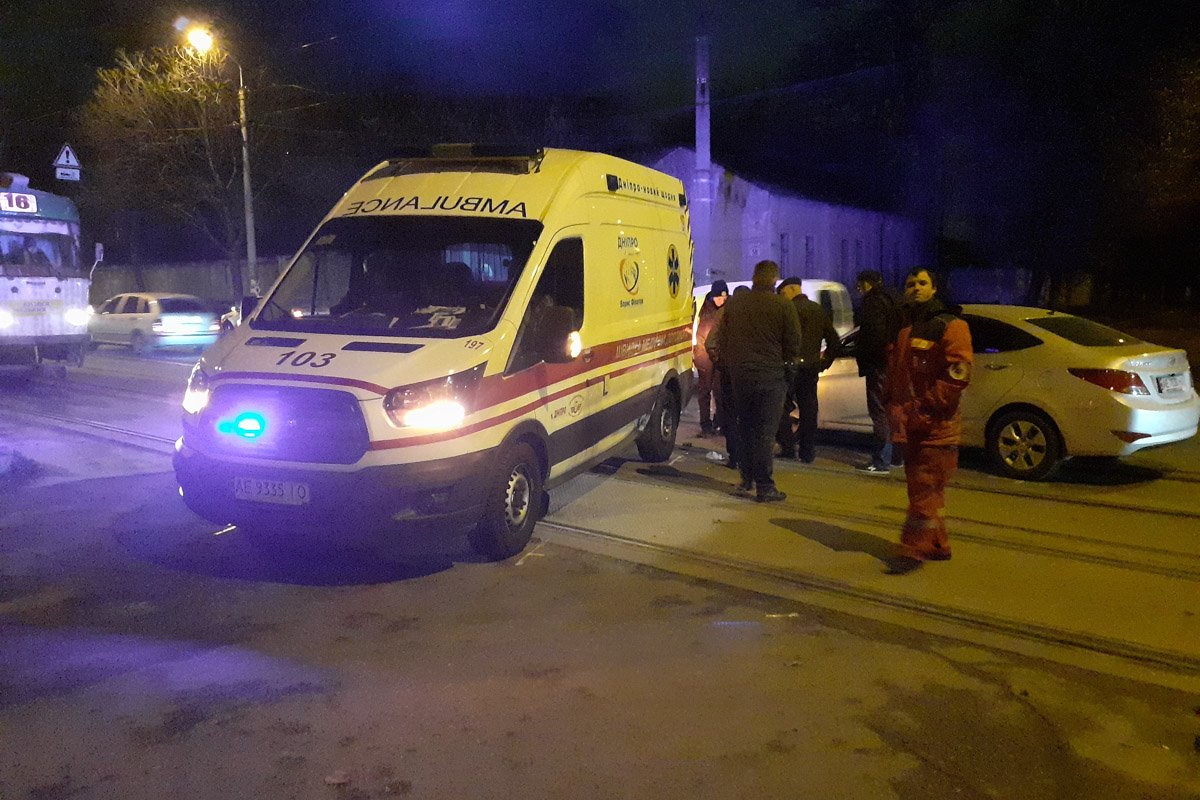 Столкнулись Hyundai и автомобиль скорой помощи