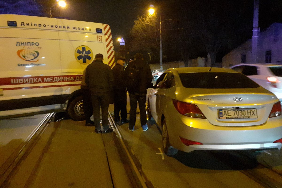 Автомобили стоят на трамвайных путях, из-за чего проезд электротранспорта заблокирован