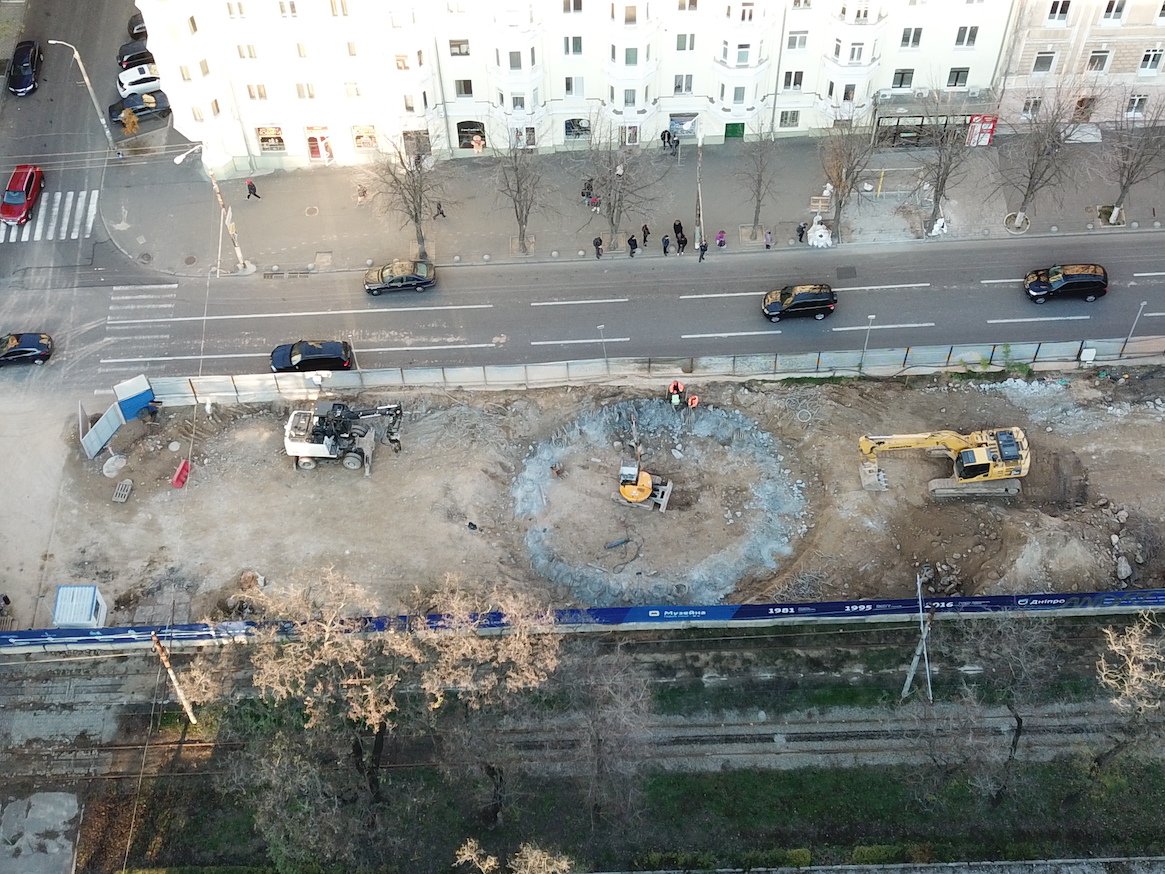 Контуры будущей шахты на снимке площадки с высоты: Контуры будущей шахты на снимке площадки с высоты: