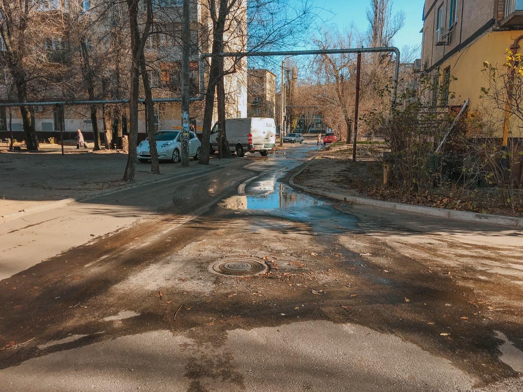 Во дворах тоже есть следы Во дворах тоже есть следы