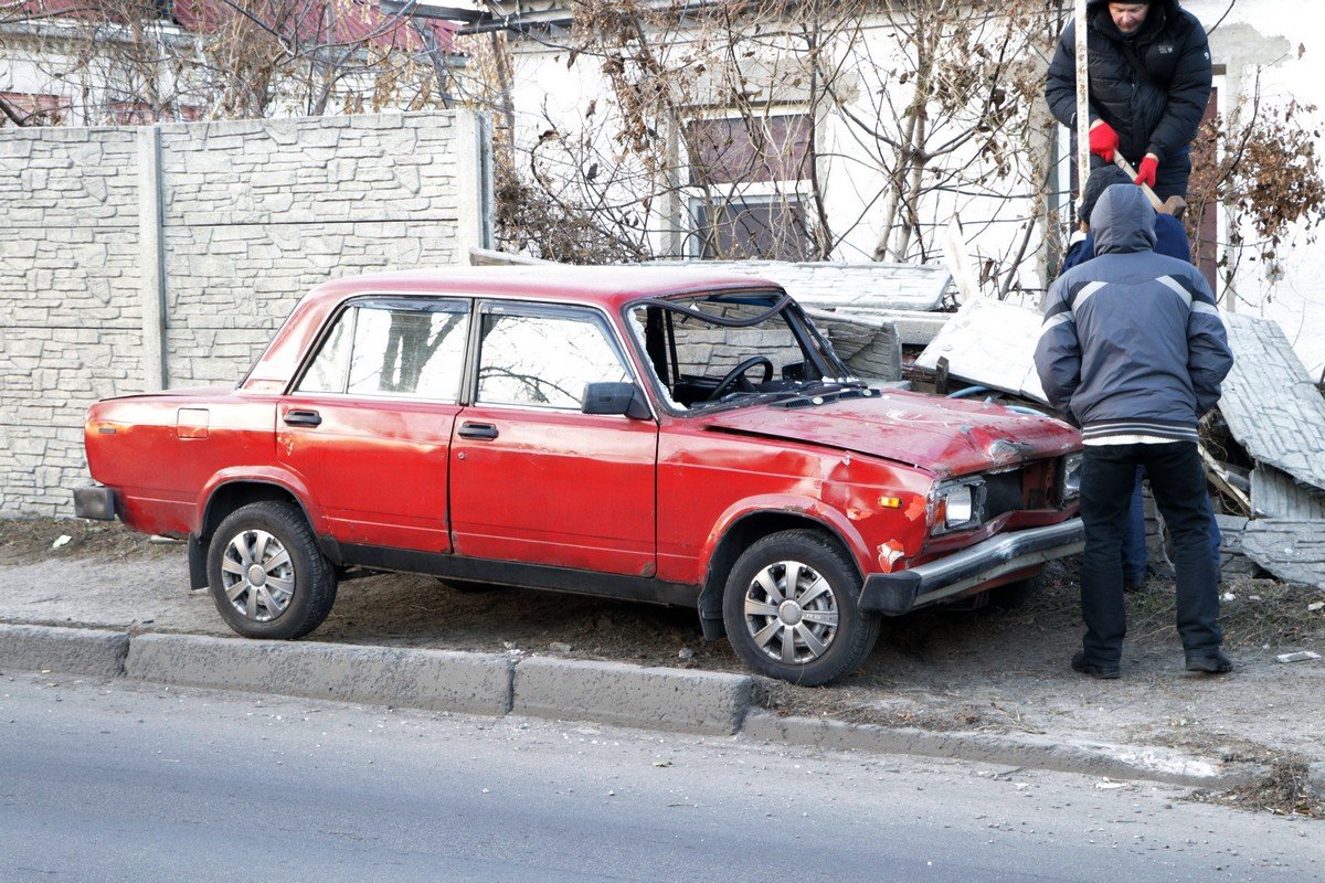 В Днепре из-за гололеда ВАЗ влетел во двор частного дома и задел автомобиль Mazda 1