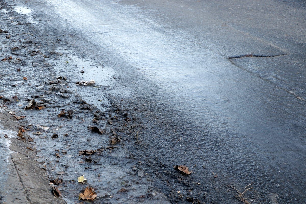 В Днепре из-за гололеда ВАЗ влетел во двор частного дома и задел автомобиль Mazda 2