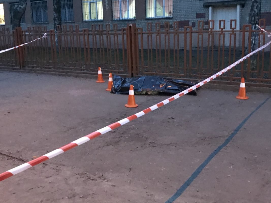 В Днепре возле школы №120 нашли труп учителя В Днепре возле школы №120 нашли труп учителя