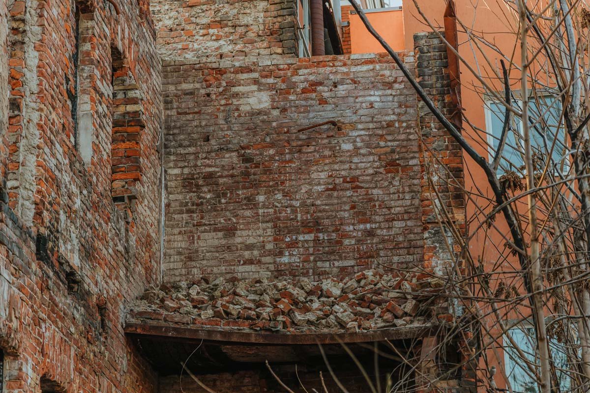 Здание давно в таком состоянии