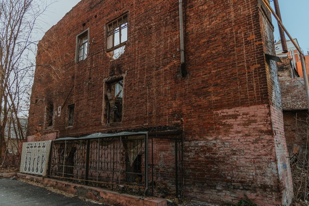 Здание страдает