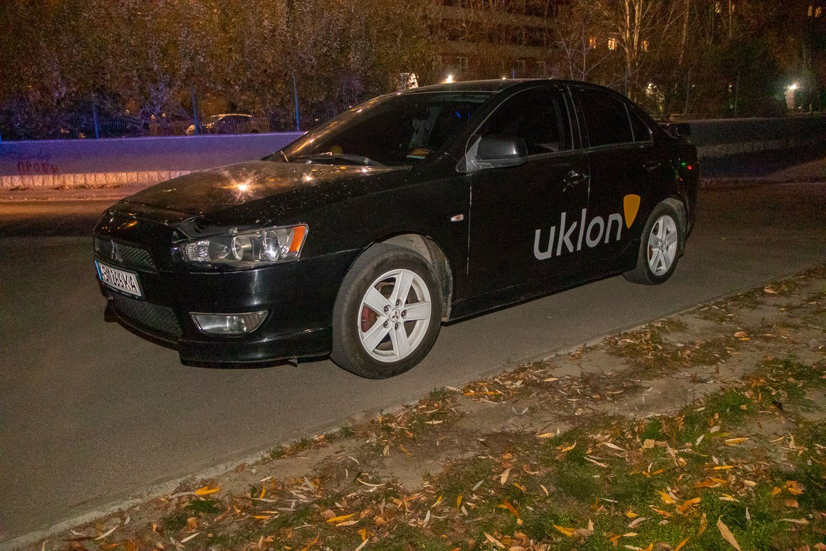 На Набережной Победы в Днепре на Mitsubishi рухнули провода 2