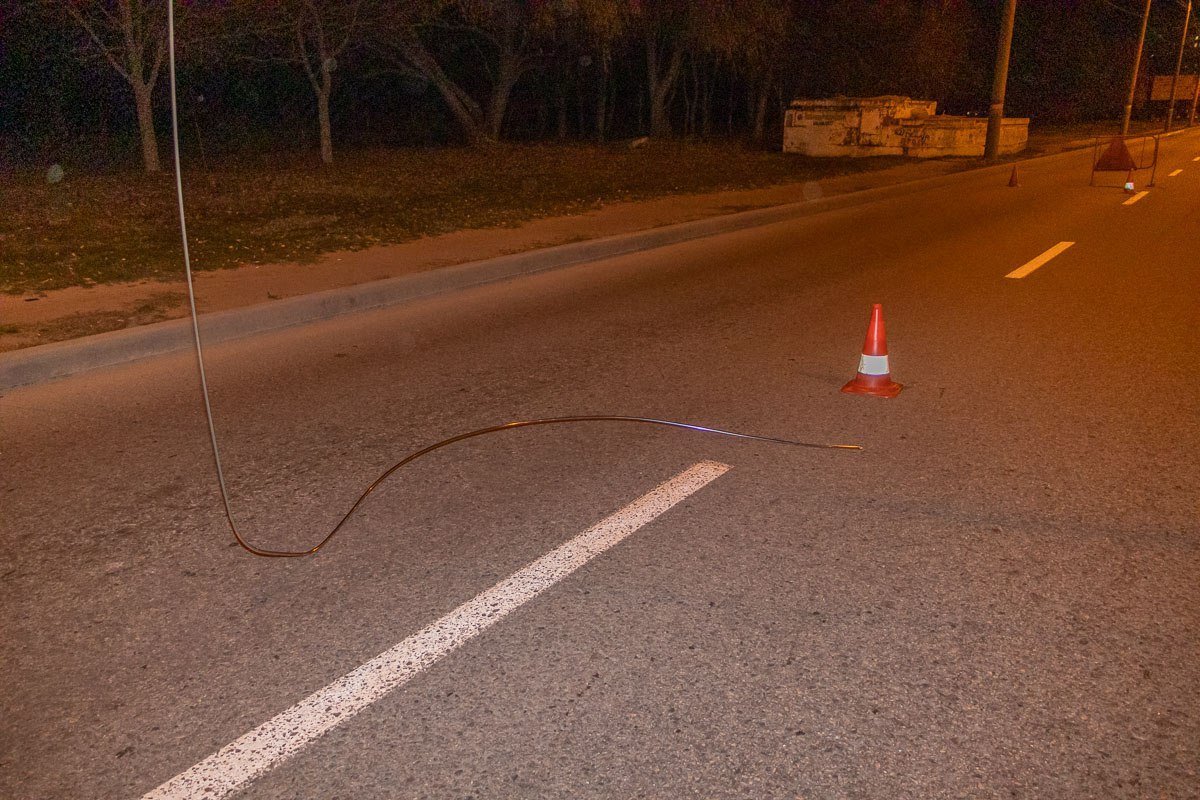 На Набережной Победы в Днепре на Mitsubishi рухнули провода 4