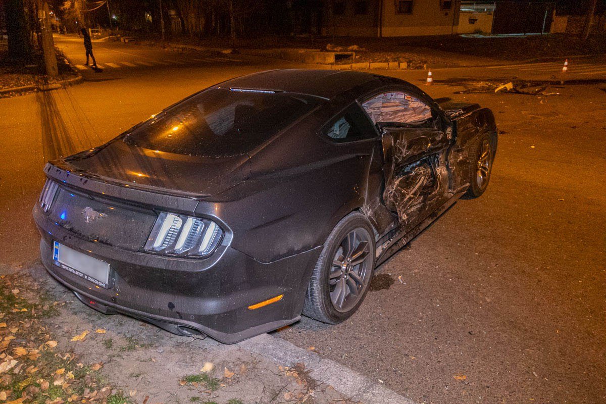 В Днепре на перекрестке улиц Антоновича и Надежды Алексеенко столкнулись Ford Mustang и Nissan 3