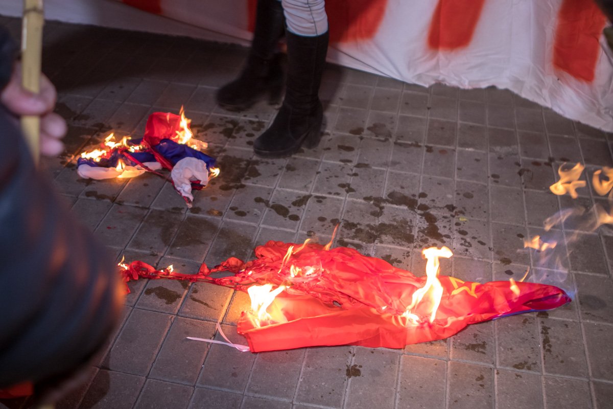 На митинге жгли красный стяг