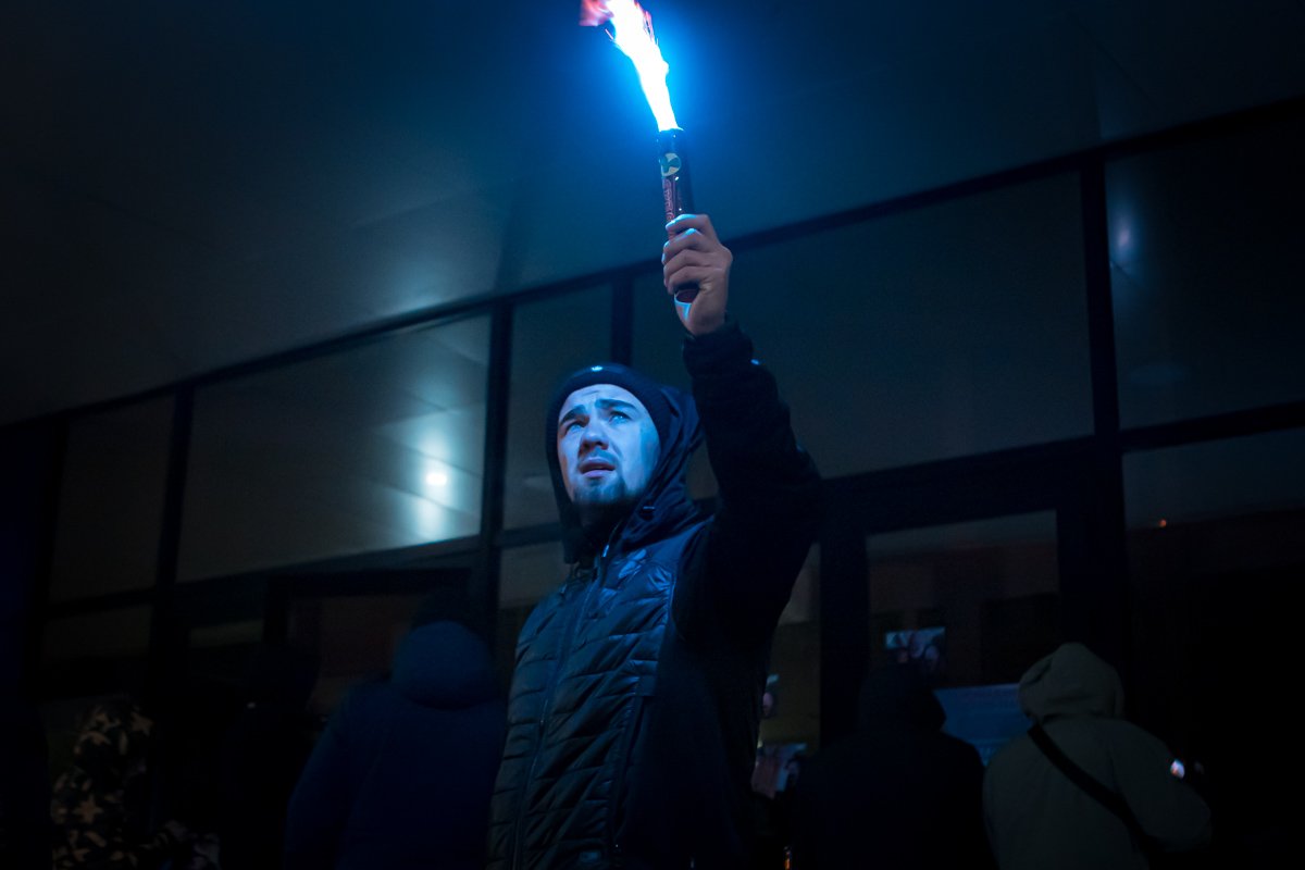 Активисты жгли фаера