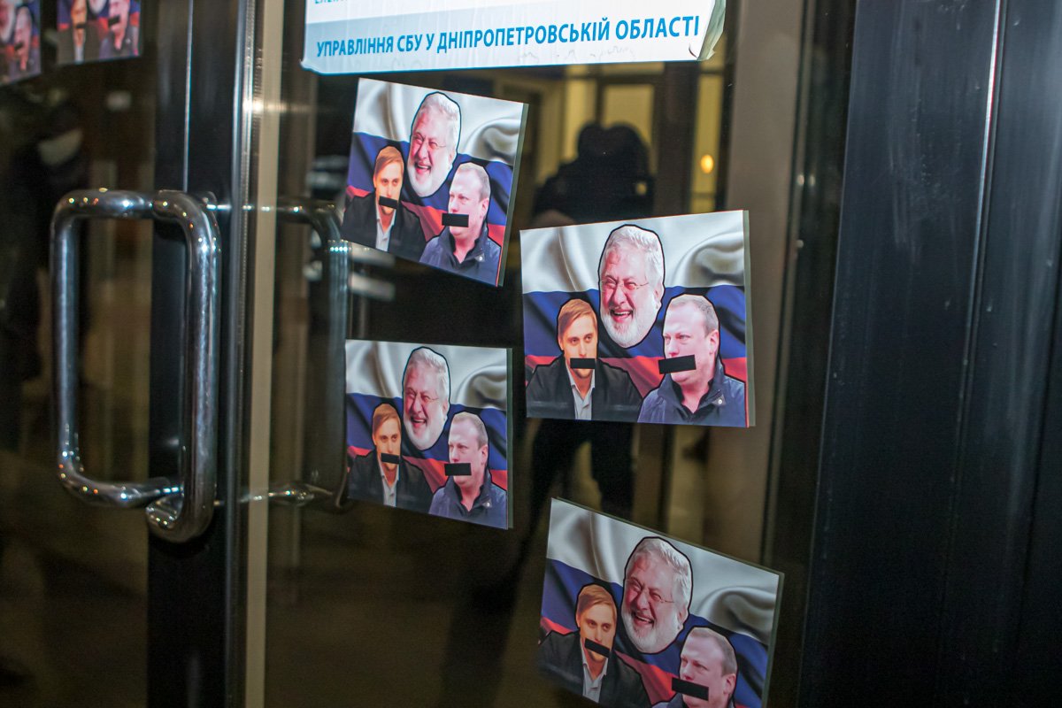 Здание ОГА обклеили стикерами