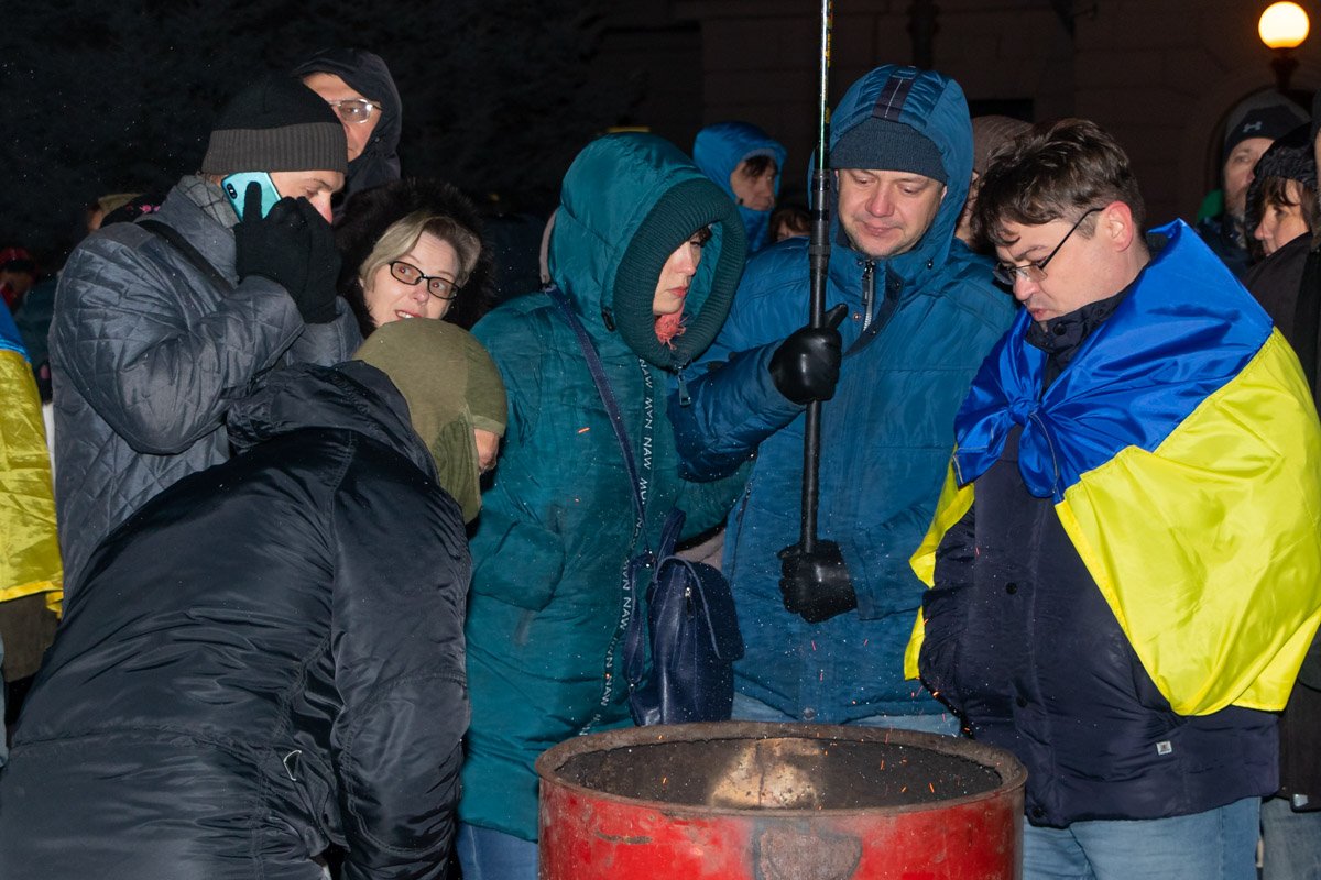 Участники грелись у бочек