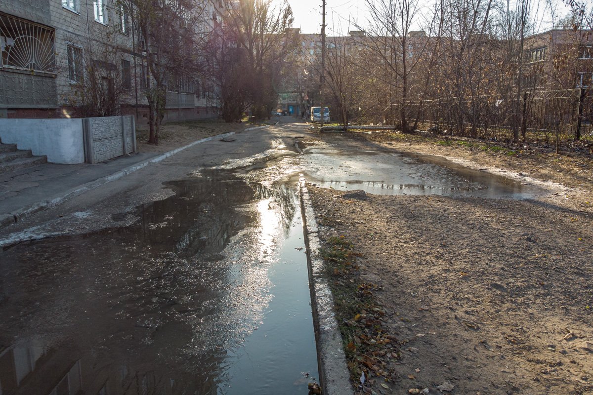 В Днепре затопило дворы школы и нескольких домов: образовался гололед 1