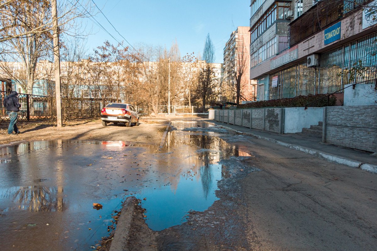 В Днепре затопило дворы школы и нескольких домов: образовался гололед 2