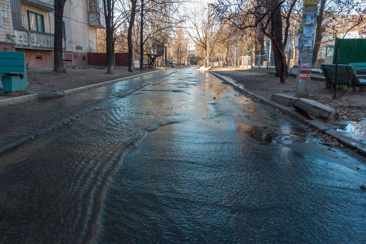 В Днепре затопило дворы школы и нескольких домов: образовался гололед 3