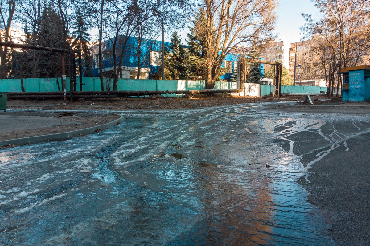 В Днепре затопило дворы школы и нескольких домов: образовался гололед 6