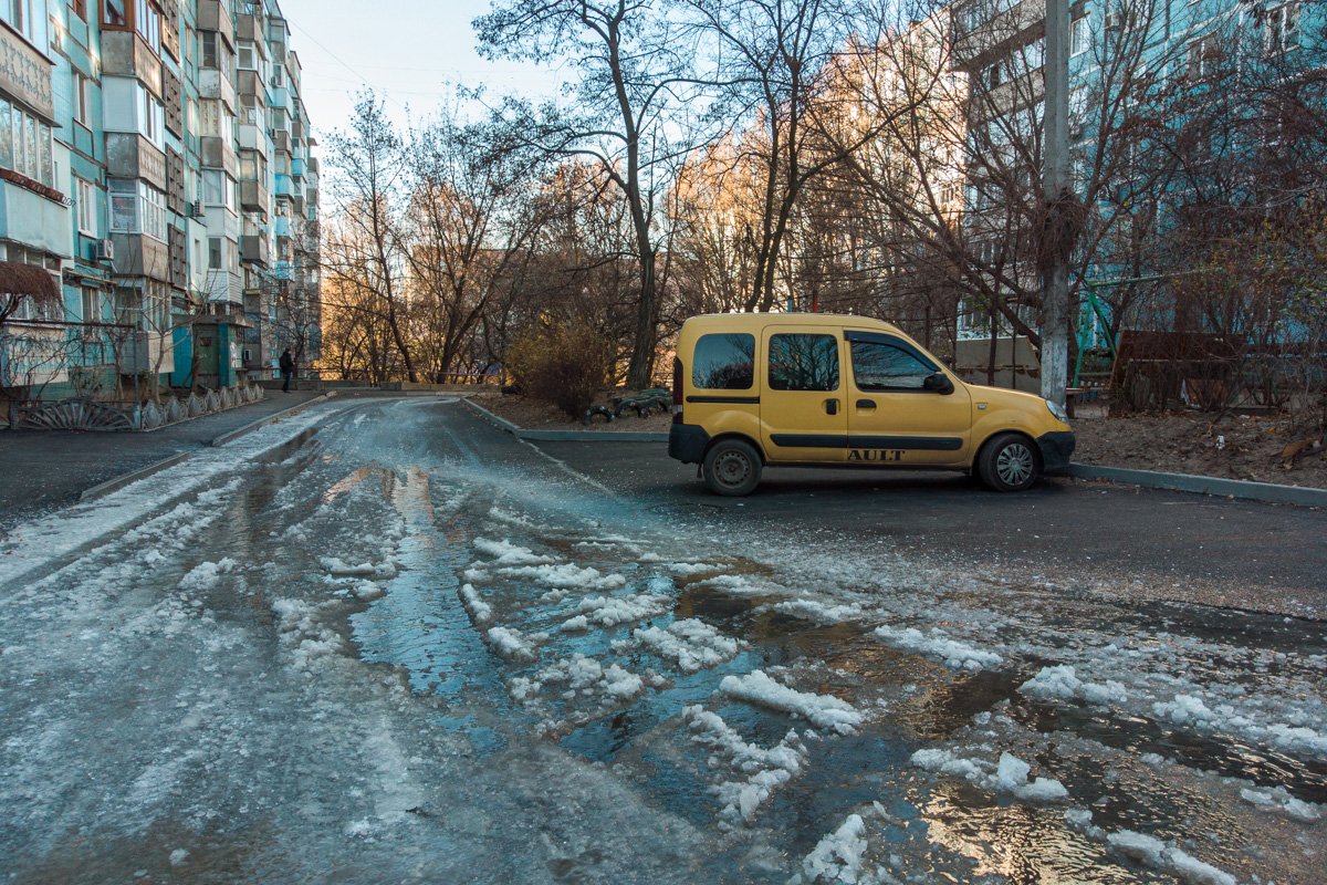В Днепре затопило дворы школы и нескольких домов: образовался гололед 7