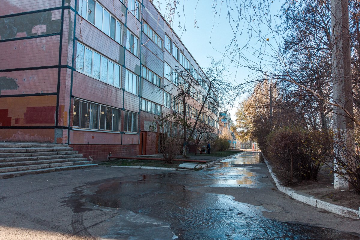 В Днепре затопило дворы школы и нескольких домов: образовался гололед 9