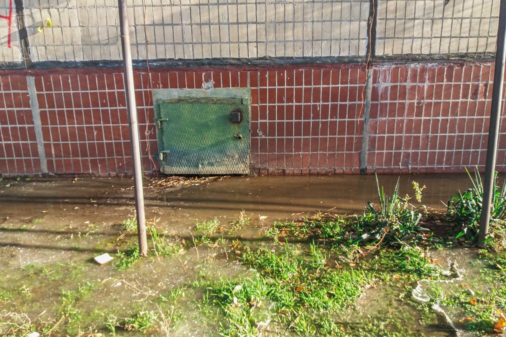 В Днепре затопило дворы школы и нескольких домов: образовался гололед 10