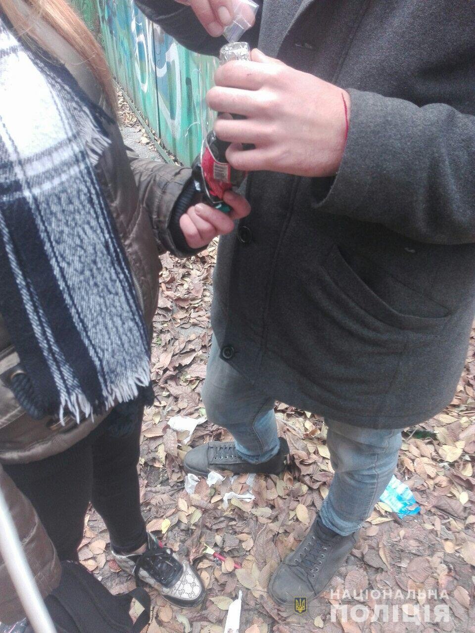 В Днепре мужчина угощал подростков наркотиками