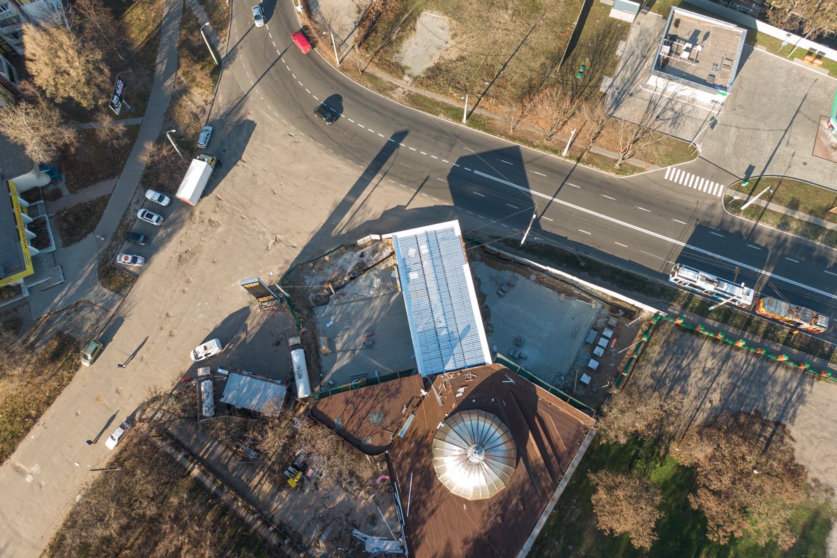 Забором ограждена заправка на Лисиченко Забором ограждена заправка на Лисиченко