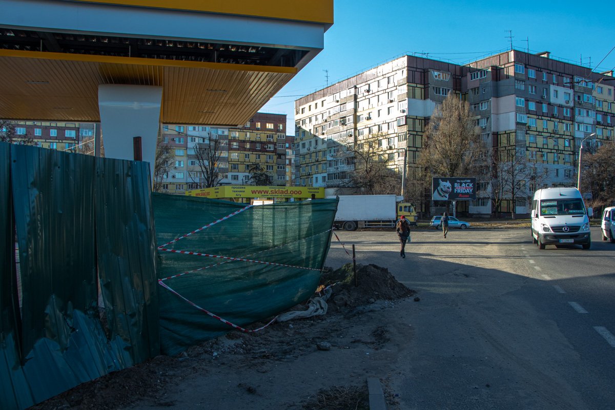 Девушка утверждает, что на нее рухнуло ограждение Девушка утверждает, что на нее рухнуло ограждение