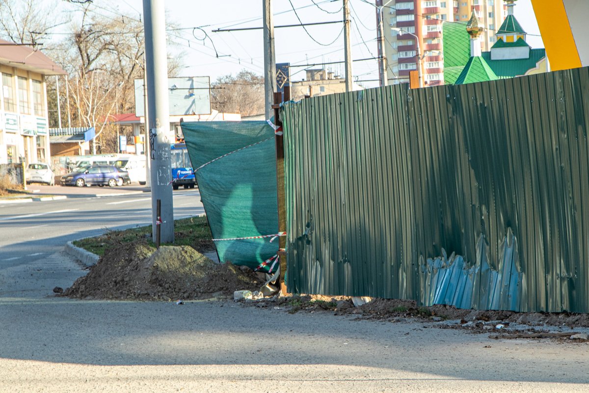 Видно, что ограждение плохо прикреплено  Видно, что ограждение плохо прикреплено
