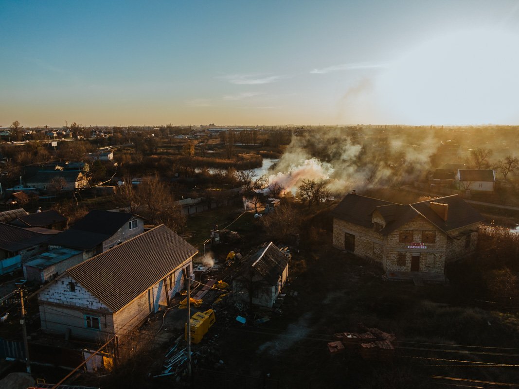 Дым тянет на соседние жилые дома Дым тянет на соседние жилые дома