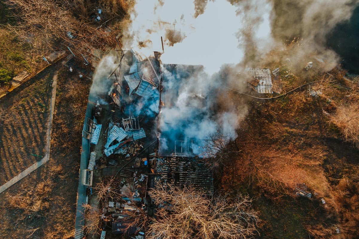 Горело здание на берегу Горело здание на берегу