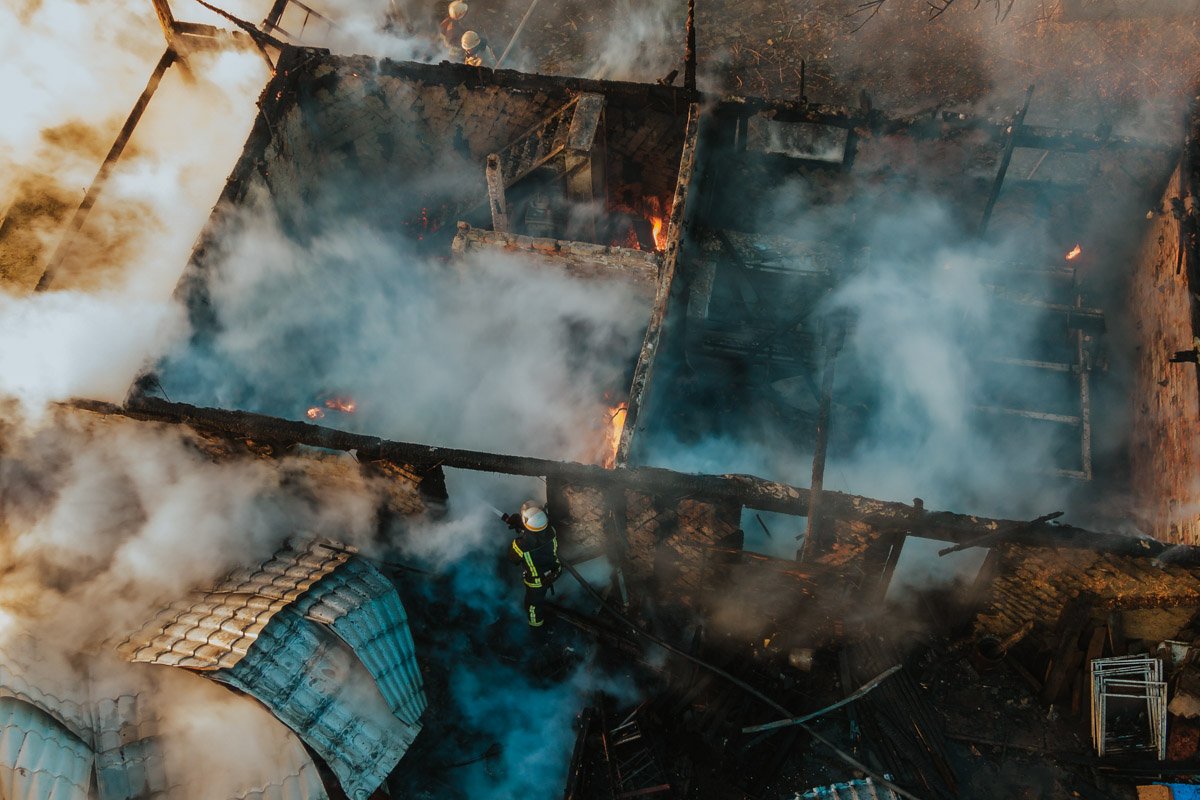 Здание использовали как беседку и склад Здание использовали как беседку и склад