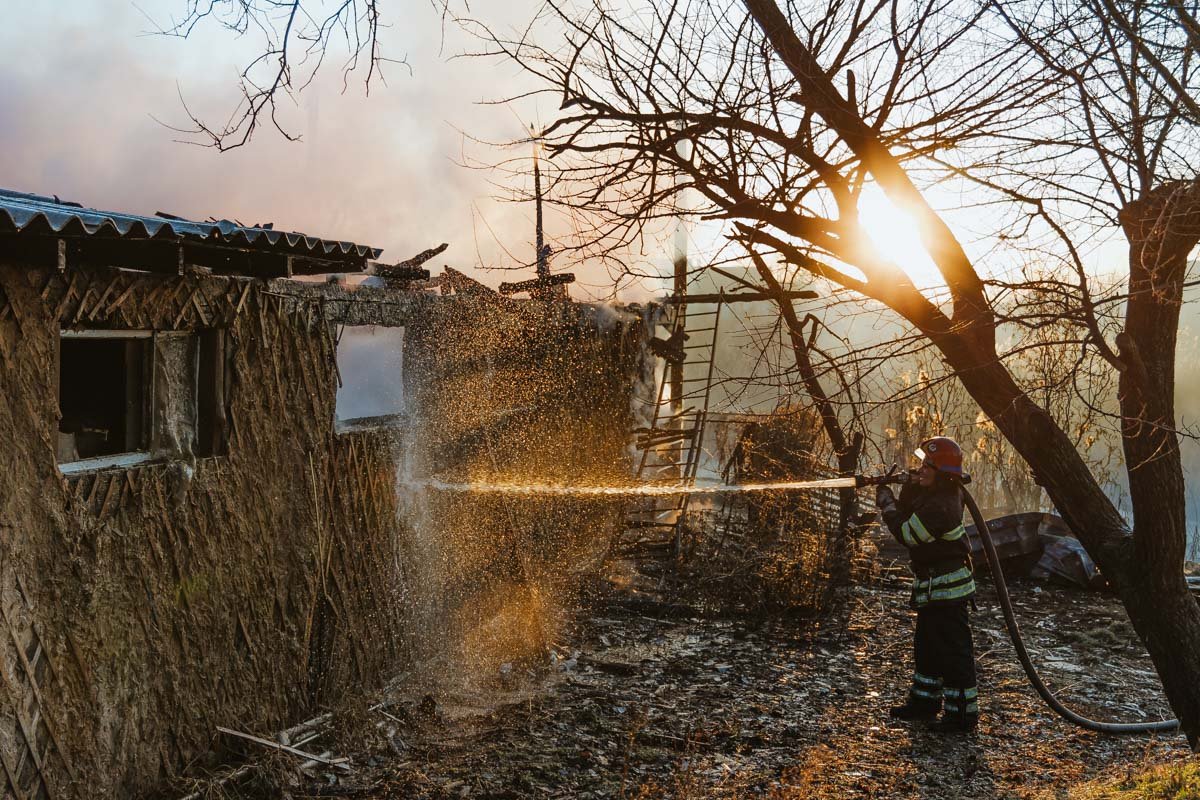 Работают сотрудники ГСЧС Работают сотрудники ГСЧС