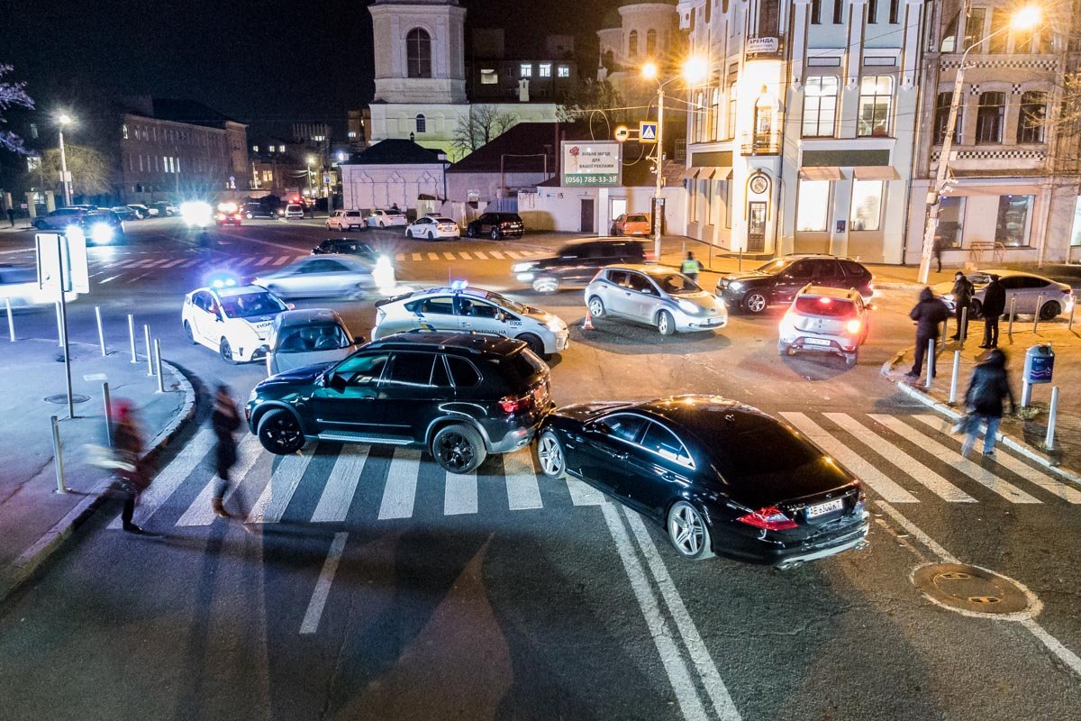 Мужчина на Lexus  пытался скрыться и устроил при этом массовое ДТП