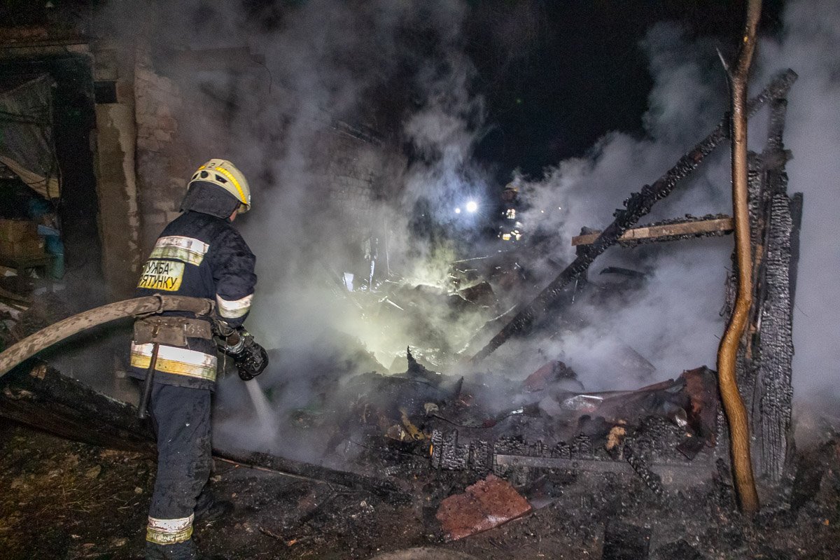 Сообщение о пожаре поступило на спецлинию "101" приблизительно в 20:00 Сообщение о пожаре поступило на спецлинию "101" приблизительно в 20:00