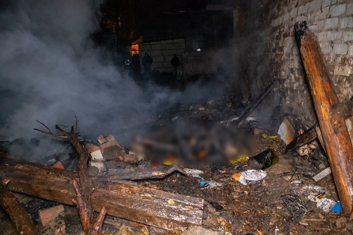 В помещении нашли обгоревшие тела двоих людей В помещении нашли обгоревшие тела двоих людей