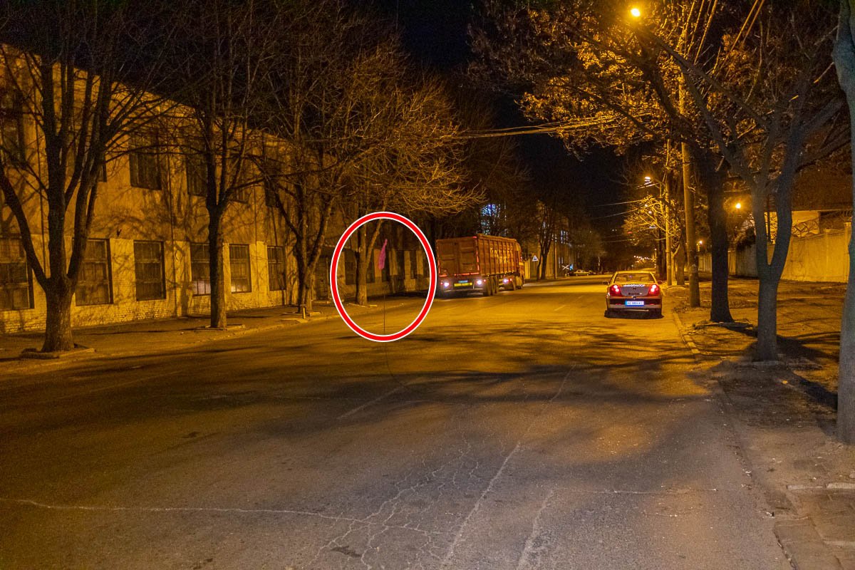 Шнур висит в районе домов №43 и 54