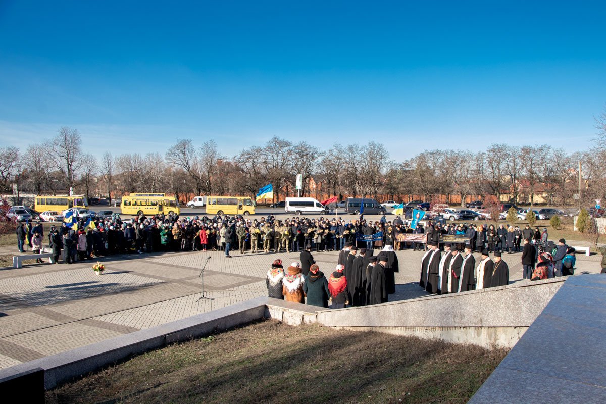 Митинг провели возле Мемориала жертвам Голодомора и политических репрессий Митинг провели возле Мемориала жертвам Голодомора и политических репрессий