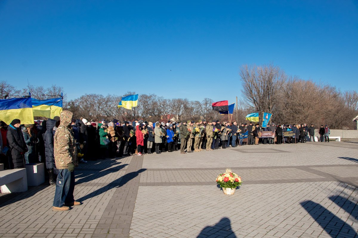 Над толпой развивались государственные флаги Над толпой развивались государственные флаги
